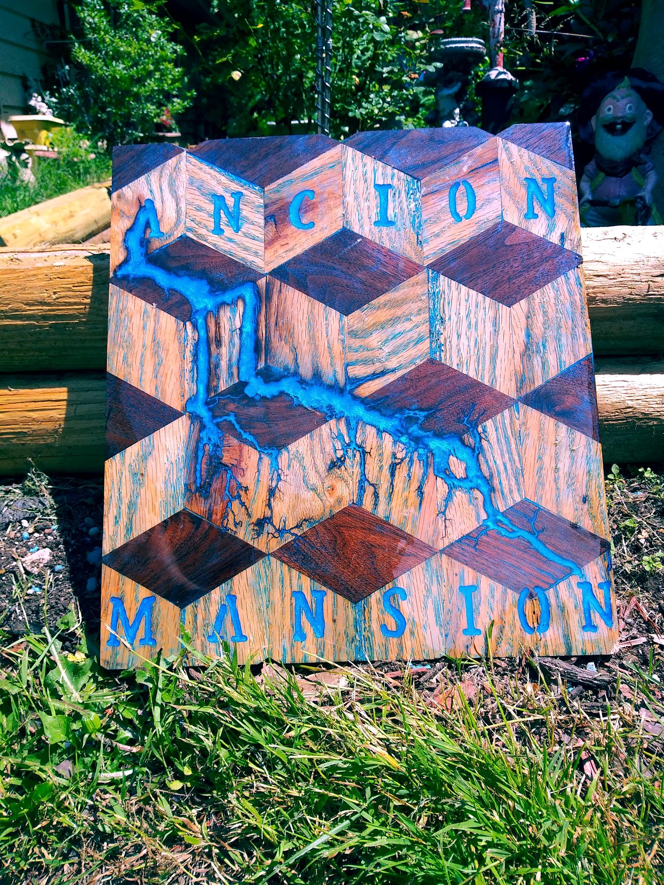 A tumbling-block board with blue lettering